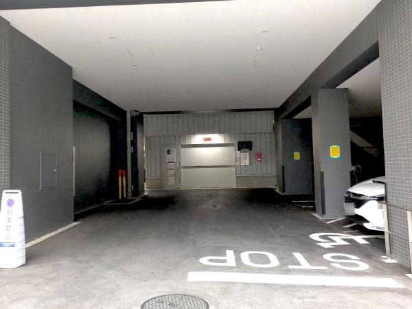 メイツ ザ・マークス新横浜  駐車場入口