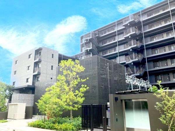 レ・ジェイドシティ橋本II  駐車場入口