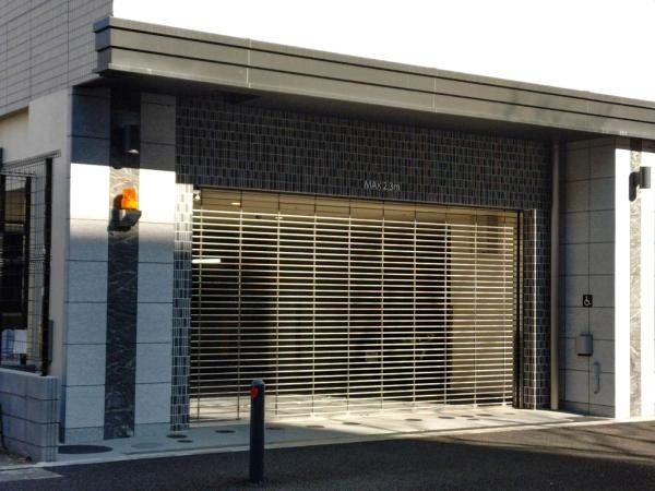 ドレッセ新横浜 駐車場入り口