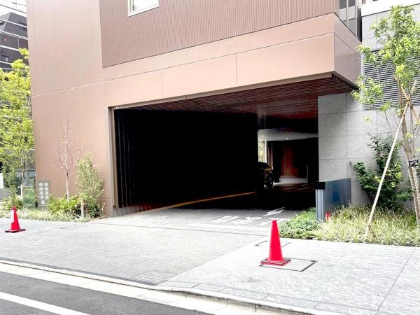 クラッシィタワー新宿御苑  駐車場入口