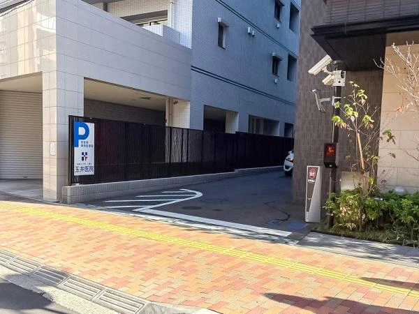 パークホームズ市川真間  駐車場入口