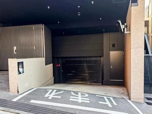 プラウド参宮橋 駐車場入り口