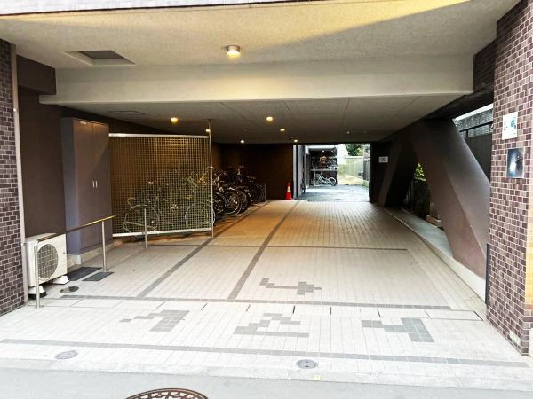 レ・ジェイド上北沢 駐車場入口