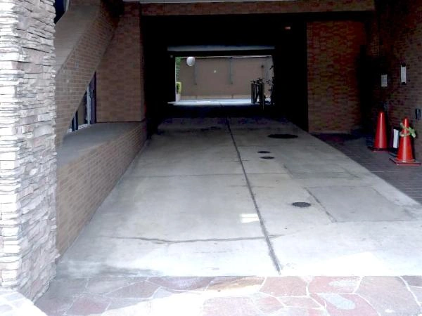 グランドガーラ高輪 駐車場入口