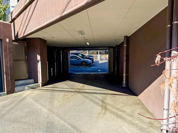 パークナード八事 駐車場入口