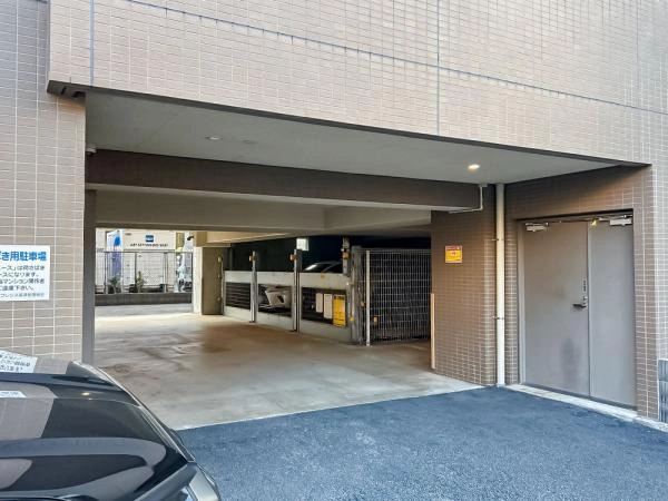 プレシス高津 駐車場入り口