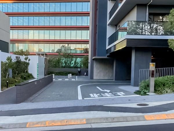 三田聖坂ガーデンレジデンス 駐車場入り口