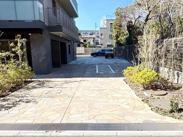 ミオカステーロ鵠沼海岸 駐車場入り口