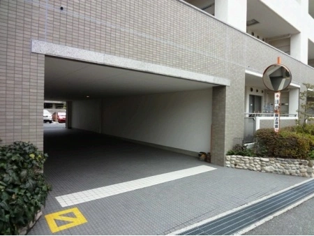 メゾン仁川 駐車場アプローチ 