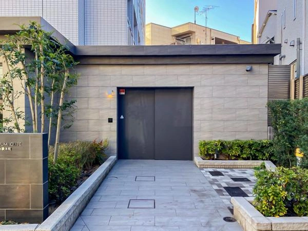 プレミアムキューブ池袋本町 自転車置場入口