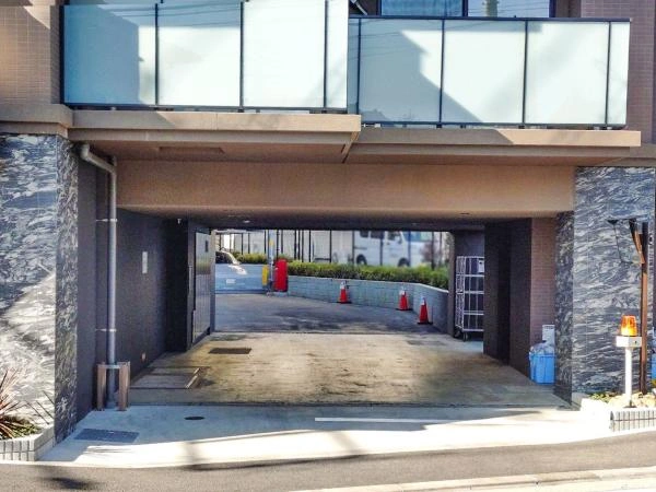 ヴェレーナ横浜新吉田 駐車場・駐輪場入り口
