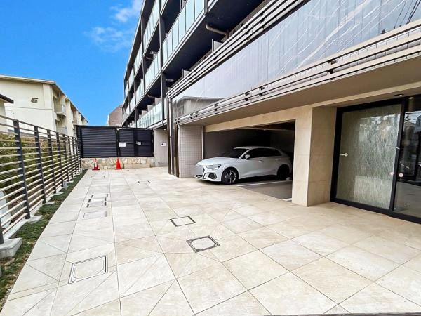 クレイシア・ヴァースクレイシアアイズ祐天寺2 駐車場入口
