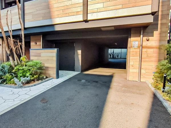 グローベル本八幡プレミアム 駐輪場入口