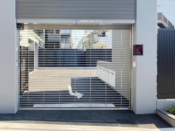パークホームズ代々木西原 駐車場入り口
