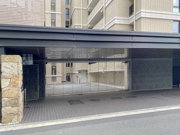 ローレルコート京都御所東 駐車場入り口
