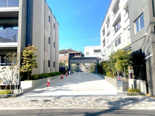 クレヴィア荏原町ガーデン 駐車場入り口