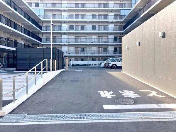 ブランズ練馬中村南 駐車場入り口
