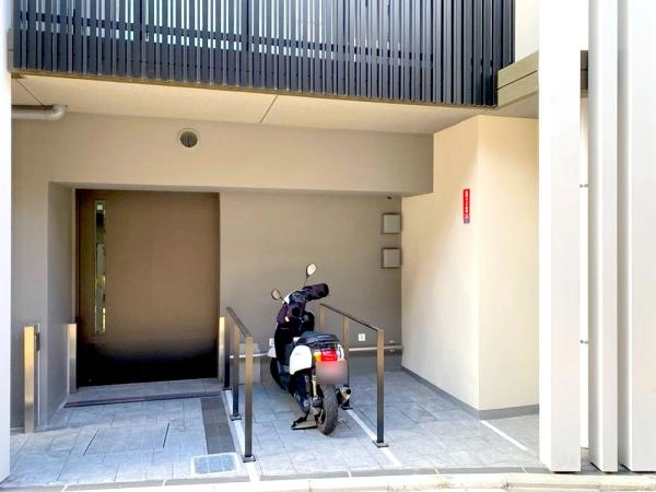 ザ・パークハウス京都河原町 駐輪場入り口・バイク置き場