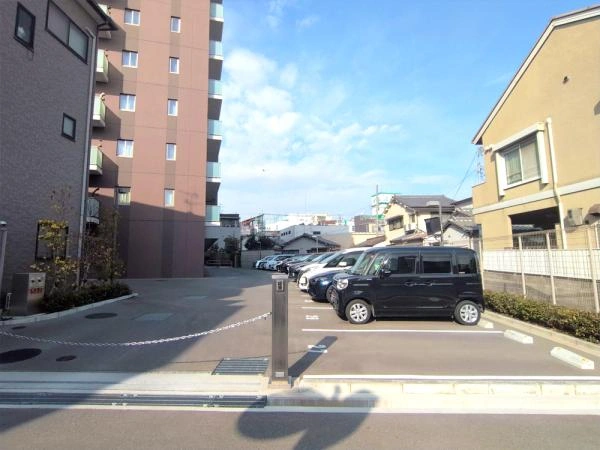 クラッシィハウス豊中庄内 駐車場入り口