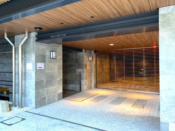 パークホームズ四条河原町 駐車場入り口