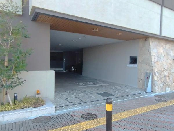 バウス平塚 駐車場入り口