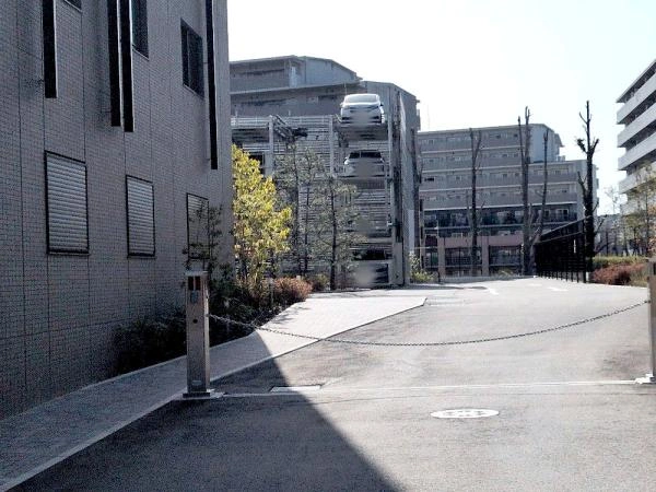 レ ジェイド千里藤白台3丁目 駐車場入口