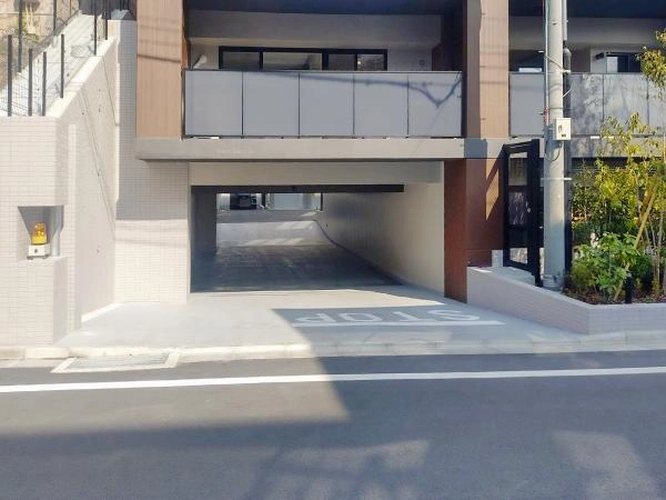 ザ・パークハウス宮前平二丁目 駐車場入り口
