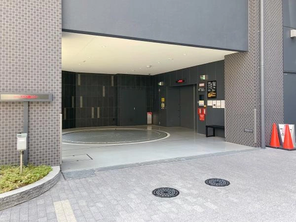 メトライズタワー大阪上本町 駐車場入り口