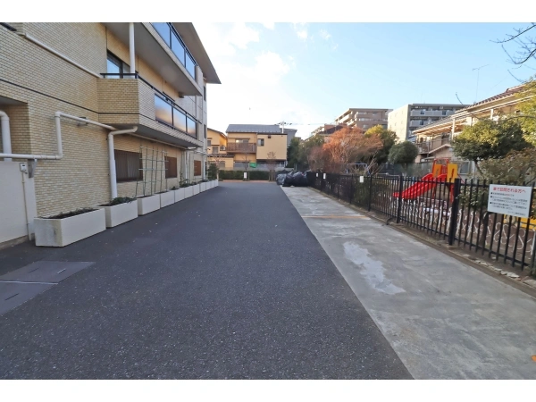カーサ三鷹 敷地内