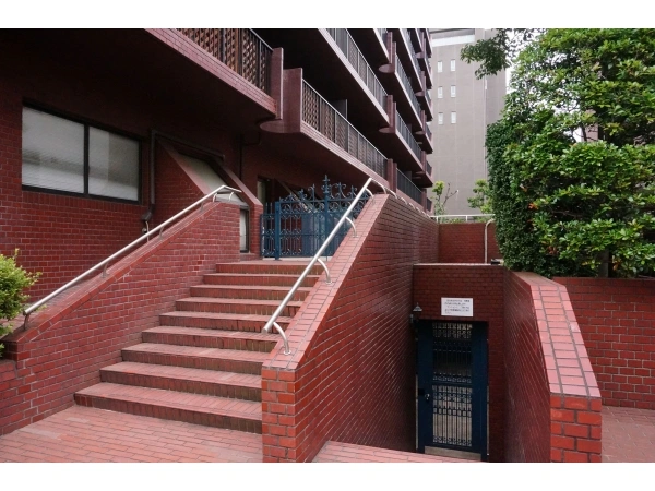 パレロワイヤル六番町 敷地内