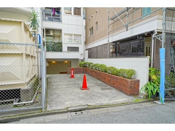 クレール六本木 敷地内