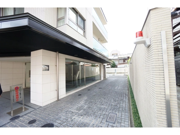 クラッシィハウス新御霊口町 駐車場入口