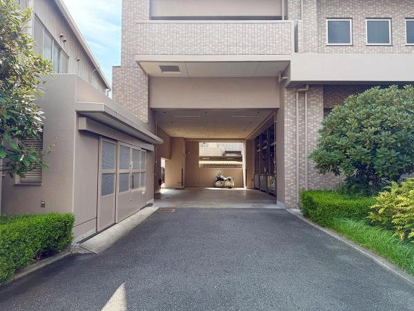 ロイヤルアーク今福鶴見ガーデンコート　 駐車場入り口