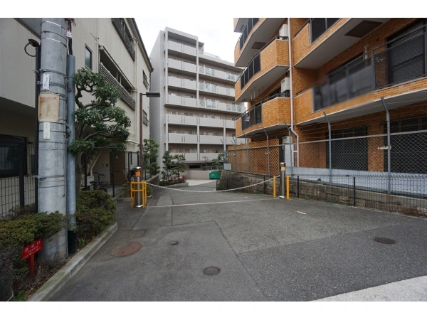 ブリックロード山の手 敷地内