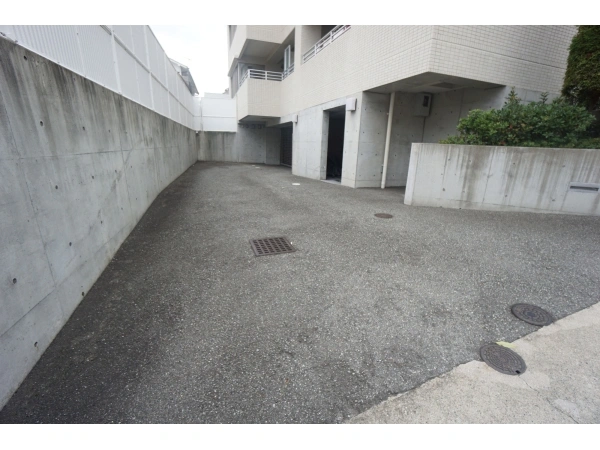 ワコーレ山本通アルベツィオ 駐車場入口