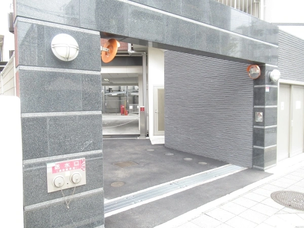 プラネスーペリア豊中服部本町  駐車場入口
