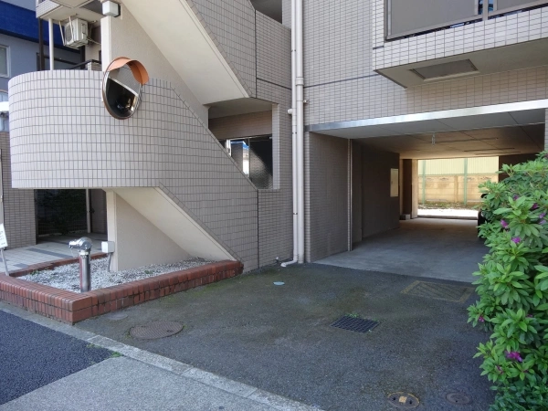 ノーブルハウス関町 駐車場入口