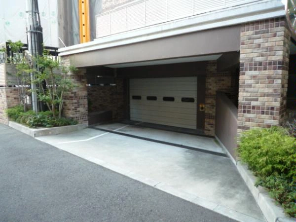 ワコーレ神戸中山手通 駐車場入口