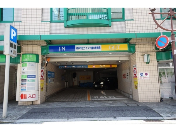 ウエステ垂水　東館 駐車場入口