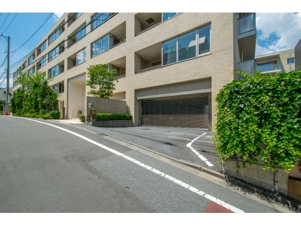 パークハウス四谷 駐車場入口