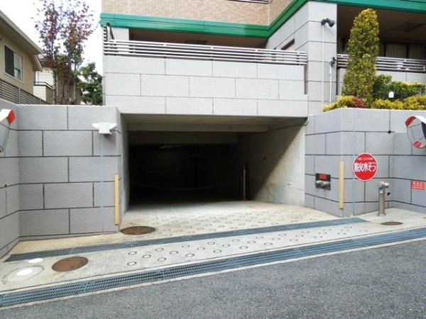 ヴェルビュ芦屋三条南 地下駐車場入り口