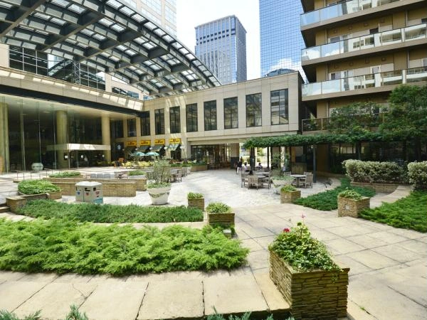 西新宿パークサイドタワー 敷地内