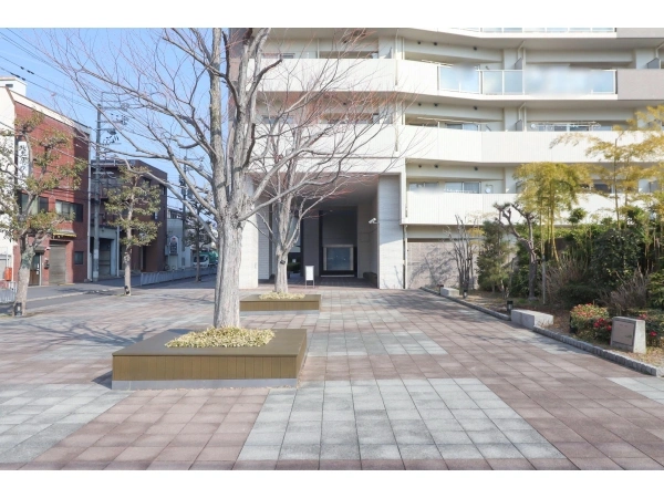 メイツ西院ラヴィネス 敷地内