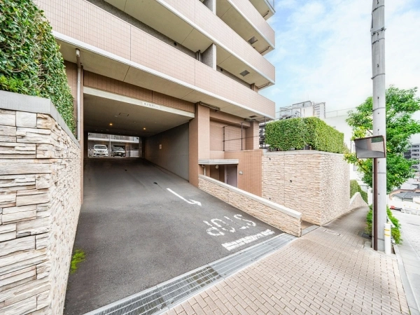 プラウド志村城山 駐車場入口