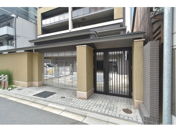 グラン・リソシエ京都四条 車両出入口