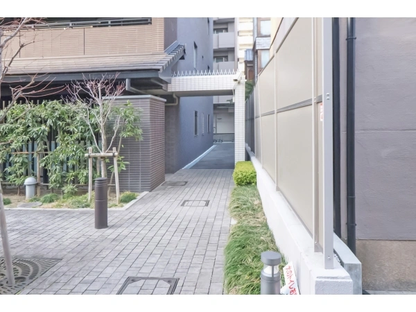 プレサンスロジェ京都烏丸五条 敷地内