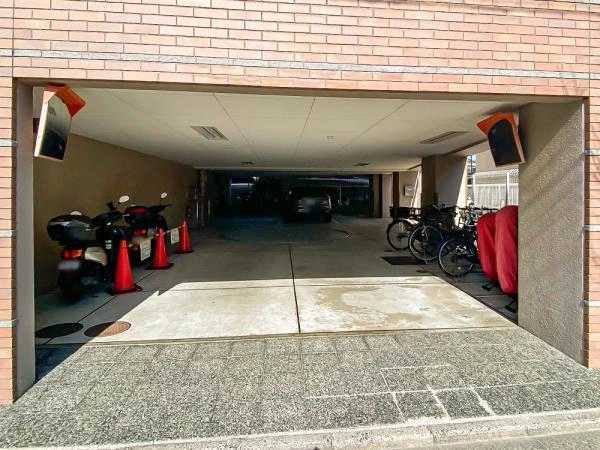 パラドール四条通ミーツウエスト 駐車場入り口