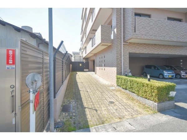 グローバル宇治駅前 敷地内
