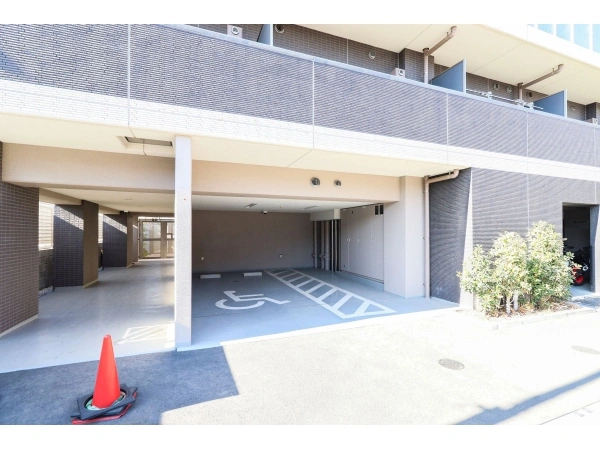 パレステージ西新井大師西 駐車場入口