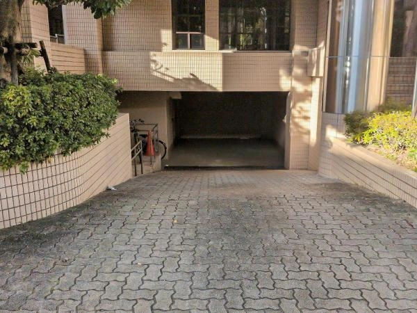 グランドゥーシェ御影深田池山手 駐車場入口